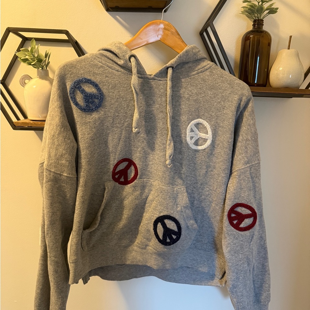 Vintage Havana Gray Crewneck Sweatshirt with Multicolor Peace Sign Patches